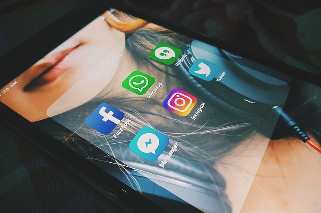 ikony sociálních sítí na tabletu